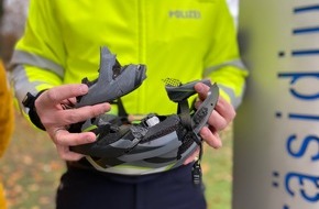 Polizei Münster: POL-MS: "Tragt Fahrradhelm! Ich hoffe, es hilft wenigstens einem Menschen." - Jockel Kempkes übergibt zerstörten Fahrradhelm an Polizeipräsidentin Alexandra Dorndorf für Präventionsarbeit der Polizei