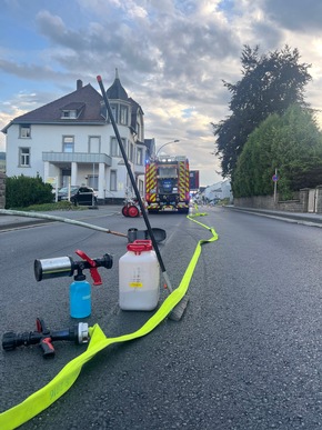FW-PL: Schwerer Alleinunfall auf der Herscheider Straße - Einsatzkräfte mehrere Stunden gebunden