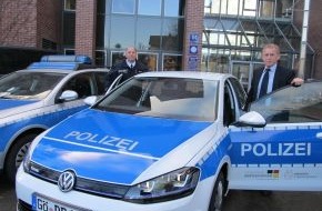 Polizeidirektion Göttingen: POL-GOE: Elektromobilität hält weiter Einzug in die Polizei Niedersachsen - Polizeipräsident Robert Kruse testete heute (24.11.2014)einen neuen e-Golf