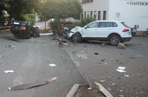 Kreispolizeibehörde Siegen-Wittgenstein: POL-SI: Alkoholisierter Fahrer landet auf PKW-Dach: Drei Verletzte und sieben beschädigte Fahrzeuge sind das Ergebnis -#polsiwi