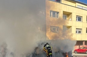 Feuerwehr Düren: FW Düren: Ausgedehnter Fahrzeugbrand forderte die Feuerwehr