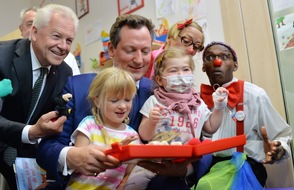 Deutsches Herzzentrum Berlin erhält Vorlese- und Erzählkoffer aus limitierter Sonderedition: Übergabe mit Dr. Rüdiger Grube und Dr. Eckart von Hirschhausen (FOTO)