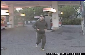 Polizei Düsseldorf: POL-D: Dienstag, 8. Mai 2012, 21.15 Uhr
Raub auf Tankstelle in Heerdt - Polizei sucht Zeugen und fahndet mit Bildern aus Überwachungskamera