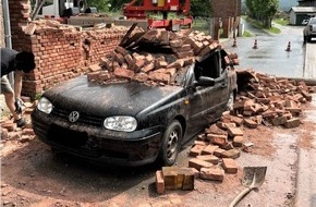 Landespolizeiinspektion Nordhausen: LPI-NDH: Einstürzende Mauer begräbt Pkw