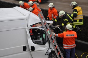 POL-WL: Hittfeld - Unfall behindert Berufsverkehr ++ Garlstorf - Zweiter Unfall behindert Verkehr ++ Buchholz i.d.N. - Dreister Diebstahl ++  Neu Wulmstorf - Einbruch  ++ und weiter Meldungen