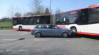 Polizei Rheinisch-Bergischer Kreis: POL-RBK: Wermelskirchen - Zusammenstoß mit einem Linienbus auf der Kreuzung