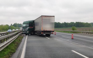 Polizeiinspektion Delmenhorst / Oldenburg - Land / Wesermarsch: POL-DEL: Autobahnpolizei Ahlhorn: Sattelzug gerät auf der Autobahn 1 in die Mittelschutzplanke +++ Behinderungen zwischen Cloppenburg und Vechta