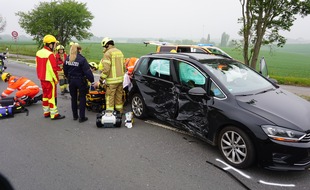Feuerwehr Ratingen: FW Ratingen: Schwerer Verkehrsunfall in Ratingen-Homberg - Eine Patientin aus Fahrzeug befreit