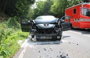 Polizei Rheinisch-Bergischer Kreis: POL-RBK: Odenthal - Zwei Leichtverletzte und eine Schwerverletzte nach Auffahrunfall