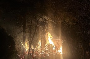 Feuerwehr Essen: FW-E: Brand einer Gartenlaube am Heilig Abend in Essen-Frintrop - Feuer greift auf umliegendes Geh&ouml;lz &uuml;ber