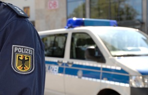 Bundespolizeidirektion M&uuml;nchen: Bundespolizeidirektion M&uuml;nchen: Aggressiver Mann dringt in Lokf&uuml;hrerkabine ein / Schnellbremsung aus Sicherheitsgr&uuml;nden - Bundespolizei ermittelt
