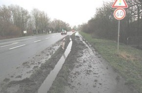 Polizeiinspektion Wilhelmshaven/Friesland: POL-WHV: Verkehrsunfallflucht in Sande - Vermutlich ein Lkw beschädigte Grünstreifen (mit Bild) - Polizei Jever sucht Zeugen