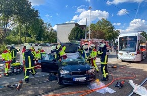 Feuerwehr Bochum: FW-BO: Verkehrsunfall zwischen Straßenbahn und PKW - Feuerwehr rettet zwei lebensgefährlich verletzte Personen aus ihrem Fahrzeug