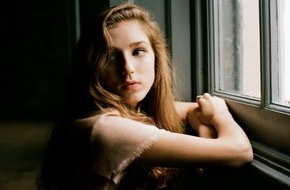 media control GmbH: Birdy singt für George Clooney beim Deutschen Medienpreis: Die 16-Jährige widmet ihren Welthit "People Help The People" dem Hollywoodstar und Friedensaktivist (BILD)