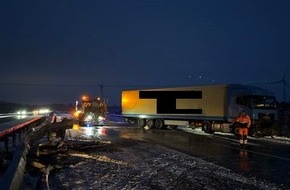 Polizeiinspektion Rotenburg: POL-ROW: Autobahn 1 nach Gl&auml;tte-Unf&auml;llen voll gesperrt