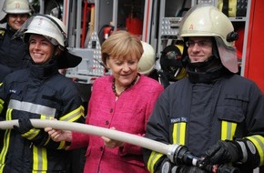 Deutscher Feuerwehrverband e. V. (DFV): Bundeskanzlerin lobt Engagement der Feuerwehr / DFV-Präsident Kröger: "Zeitgemäße Ausrüstung für Einsatzkräfte wichtig!" (FOTO)