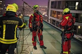 Feuerwehr Frankfurt am Main: FW-F: Frankfurt Innenstadt - Zwei Arbeiter aus Fassadengondel gerettet