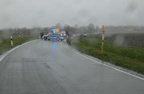 Polizeiinspektion Delmenhorst / Oldenburg - Land / Wesermarsch: POL-DEL: Landkreis Oldenburg: Pkw kommt in Dötlingen von Fahrbahn ab und überschlägt sich +++ Drei Personen schwer verletzt