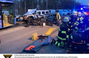 Feuerwehr München: FW-M: Linienbus kracht in Gegenverkehr (Moosach)