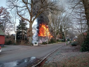 POL-STD: Feuer in Wangersen zerstört Scheune mit drei Fahrzeugen und einem Wohnanhänger