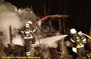 Feuerwehr Plettenberg: FW-PL: OT-Grävinglöh. Wochenendhaus mitten im Waldgebiet brannte in ganzer Ausdehnung