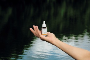 Die neue Produktinnovation: Hydrating Serum Plus – das Feuchtigkeitsserum von Dr. Hauschka mit antioxidativer Wirkung ist effektiver als Hyaluron*.