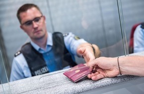 Bundespolizeidirektion Sankt Augustin: BPOL NRW: Wegen Fahren ohne Fahrerlaubnis per Haftbefehl gesucht
- Bundespolizei nimmt Person am Flughafen Köln/Bonn fest