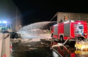 Polizei Mettmann: POL-ME: Lagerhalle von Entsorgungsfirma abgebrannt - die Polizei ermittelt zur Brandursache - Langenfeld - 2111077