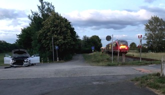 Bundespolizeiinspektion Kassel: BPOL-KS: Unfall am Bahnübergang - PKW von Zug erfasst