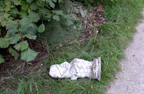 Polizeiinspektion Hildesheim: POL-HI: Unbekannte kippen Gartenabfälle in der Feldmark ab, Gipsstatue könnte Hinweise auf den Verursacher erbringen