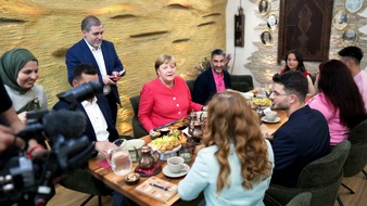WDR Westdeutscher Rundfunk: WDRforyou bringt exklusiv Angela Merkel und Geflüchtete an einen Tisch