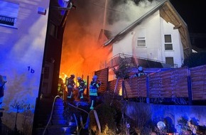 Feuerwehr Offenburg: FW-OG: Vollbrand eines Holzschuppens greift auf Wohnhaus über