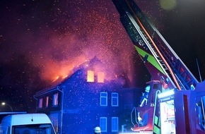 Kreisfeuerwehrverband Rendsburg-Eckernförde: FW-RD: Dachstuhlbrand in Hohenwestedt - 80 Helfer im Einsatz
