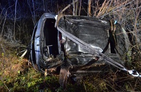 Kreispolizeibehörde Herford: POL-HF: Kia überschlägt sich und stürzt in Böschung - Fahrer und Beifahrer flüchten