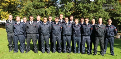 FW-MK: Geschafft. 16 neue Brandmeister und zwei neue Brandmeisterinnen