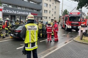 Feuerwehr Essen: FW-E: Verkehrsunfall zwischen Straßenbahn und PKW - zwei Personen verletzt