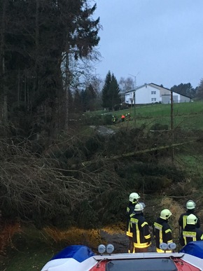 FW Lügde: Flächenlage für die Feuerwehr Lügde durch das Sturmtief Friederike