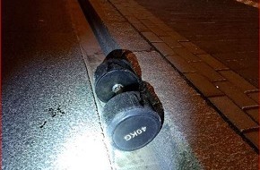Polizeiinspektion Göttingen: POL-GÖ: (109/2024) Unbekannte hinterlassen 40 kg-Hantel auf Berliner Straße - PKW beim Überfahren beschädigt, niemand verletzt