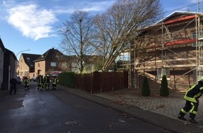 Feuerwehr Mönchengladbach: FW-MG: Sturmschaden, Baum auf Haus