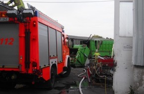 Feuerwehr Bottrop: FW-BOT: Bottrop; Brand eines Müllwagens auf einem Firmengelände