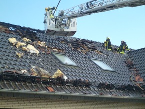 FW Lage: Dachstuhlbrand in einem Einfamilienhaus