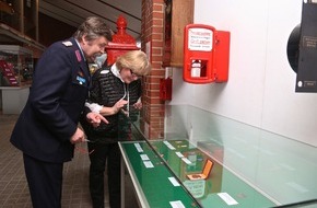 Deutscher Feuerwehrverband e. V. (DFV): Auszeichnungen als Spiegel der Feuerwehrsysteme / BRD und DDR: Sonderausstellung im Deutschen Feuerwehr-Museum eröffnet