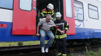 Freiwillige Feuerwehr Celle: FW Celle: Zugunglück in Celle - rund 200 Einsatzkräfte üben den Ernstfall im Celler Bahnhof. 30 Personen müssen durch die Einsatzkräfte gerettet werden. Aufwendige Einsatzübung am Samstag!