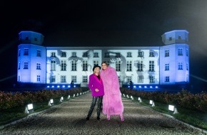 ProSieben: Laufsteg frei für eine Legende: Twiggy kommt als Coach zu Heidi Klums #GNTM