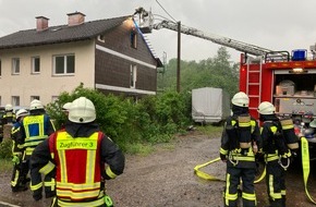Feuerwehr Hattingen: FW-EN: Dachstuhlbrand und Unwettereinsätze - Hattinger Feuerwehr im Dauereinsatz