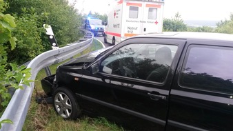 Polizeiinspektion Hameln-Pyrmont/Holzminden: POL-HM: Pkw prallt in Schutzplanke - Fahrerin verletzt