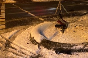 Polizei Bielefeld: POL-BI: 5er BMW &uuml;berf&auml;hrt Stra&szlig;enschild