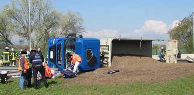 Verkehrsdirektion Mainz: POL-VDMZ: Sattelzug umgekippt - Autobahnparkplatz über Stunden gesperrt