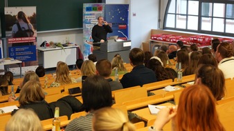 Polizeipräsidium Südhessen: POL-DA: Darmstadt: "Brich dein Schweigen" - #AKTIONSCHUTZSCHILD - Fachtag zum Kinder- und Jugendschutz setzt starkes Zeichen - über 170 Fachkräfte fortgebildet