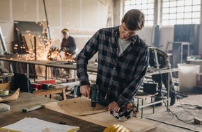 Konzern Versicherungskammer Bayern (VKB): Versicherungskammer bringt erste Grundfähigkeitsversicherung mit Schutz bei schwerer Krebserkrankung / Berufsunfähigkeits- und Grundfähigkeitsversicherung umfassend verbessert und erweitert